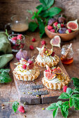 Fig tarts with mascarpone and honey