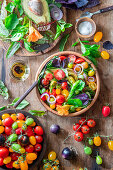 Bunter Tomatensalat mit Avocado