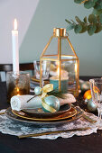Weihnachtlich gedeckter Tisch in Gold und Türkis