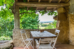 Natursteinhaus mit kleiner Terrasse