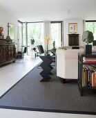 Wohnzimmer mit Designermöbeln, Antiquitäten und Kunstsammlung