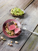 Gebeeftes Wagyu-Hüftsteak mit kräuterigem Dinkelsalat und Guacamole