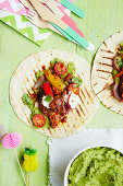 Fajitas mit Hähnchen und Tomaten