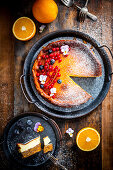 Karotten-Käsekuchen mit Beeren, angeschnitten