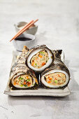 Frittierte Tintenfischröllchen Sushi-Style