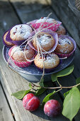 Muffins with plums and cardamom