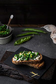 Erbsen-Käse-Toast auf Schieferplatte