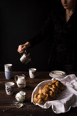 Challah (jüdisches Zopfbrot) mit Kaffee auf Holztisch