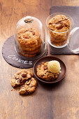 Jumbo-Cookies mit Schokostücken und Pekannüssen, dazu Vanilleeis