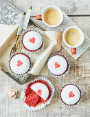 Red Velvet Muffins mit Zuckerglasur und Herzdeko