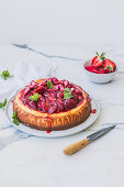 Käsekuchen mit gerösteten Erdbeeren