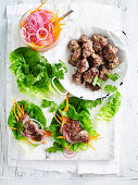 Low Carb Banh Mi mit Rindfleisch und eingelegtem Gemüse (Vietnam)