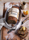 Brot mit Nüssen und Samen serviert mit Honig