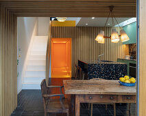 Alter Holztisch in offener Küche mit moderner Architektur