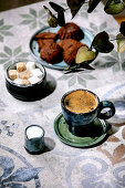 Eine Tasse türkischer schwarzer Kaffee mit Milch, Zuckerwürfeln und Keksen