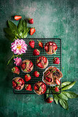 Chocolate muffins with strawberries