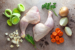 Zutaten für Hühnerbrühe: Hähnchenschenkel. Gemüse, Kräuter und Gewürze