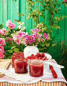 Selbstgemachte Erdbeer-Himbeer-Marmelade