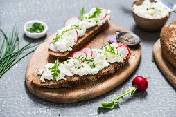 Brotscheiben mit Quark, Radieschen und Schnittlauch