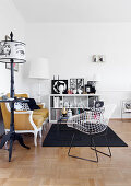 Ockerfarbenes Barocksofa und Designerstühle im Wohnzimmer