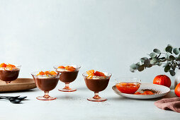 Schokoladenmousse mit kandierten Mandarinen