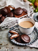Schokoladen-Pfefferminz-Plätzchen zur Tasse Kaffee