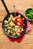 Ricotta-Parmesan-Gnocchi mit Tomaten in Pfanne