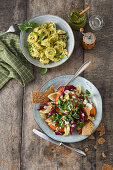 Tortellini with walnut pesto and a colorful salad with pumpkin and walnut crackers