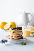 Pancakes mit Lemon Curd und Blaubeeren