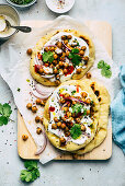 Naan-Brot mit gerösteten Kichererbsen und Sauerrahm