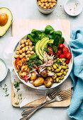 Gesunde Salat-Bowl mit Avocado, Kichererbsen und Halloumi-Käse
