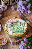 Schnittlauchblüten-Quiche mit Käse