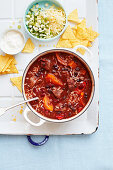 Chili mit Rindfleisch, Butternusskürbis und Bohnen dazu Tortillachips