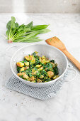 Spinach, wild garlic and potatoes in an aluminum pan