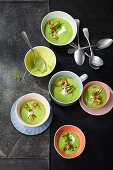 Zucchini-Gurken-Gazpacho mit Salzzitrone, Sojajoghurt und gebratenen Pfifferlingen