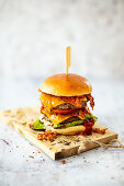 Doppelter Cheeseburger mit Cheddar, Bacon und Cole Slaw