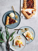 Crostata mit Trockenfrüchten und Macadamia-Parfait mit pochierter Ananas