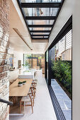 Esstisch und Küche im offenen Wohnraum im Architektenhaus