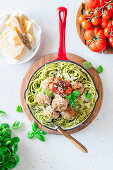 Pasta mit Pesto und Fleischbällchen