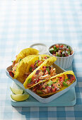 Tacos mit gegrilltem Lachs und Avocado-Salsa