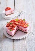 Erdbeer-Rhabarber-Torte ohne Backen, angeschnitten