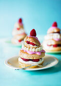 Religieuse mit Himbeeren und Buttercreme