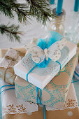 Weihnachtsverpackung mit Stempelmotiven in Blau und Weiß
