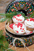 Lebkuchen-Muffins mit Frischkäseglasur und roten Johannisbeeren