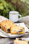 Mohn-Zitronen-Kuchen auf Tisch im Freien