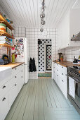 Grauer Dielenboden in weißer Küche im Landhausstil