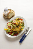 Griechischer Salat mit gebackenem Feta