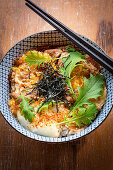 Japanische Reisschüssel mit Fleisch und Algen