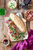 Baguettesandwich mit Frischkäse, Schinken und Sprossen