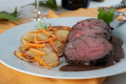 Geschmortes Rindfleisch in Barolo mit Bratkartoffeln und Julienne-Karotten